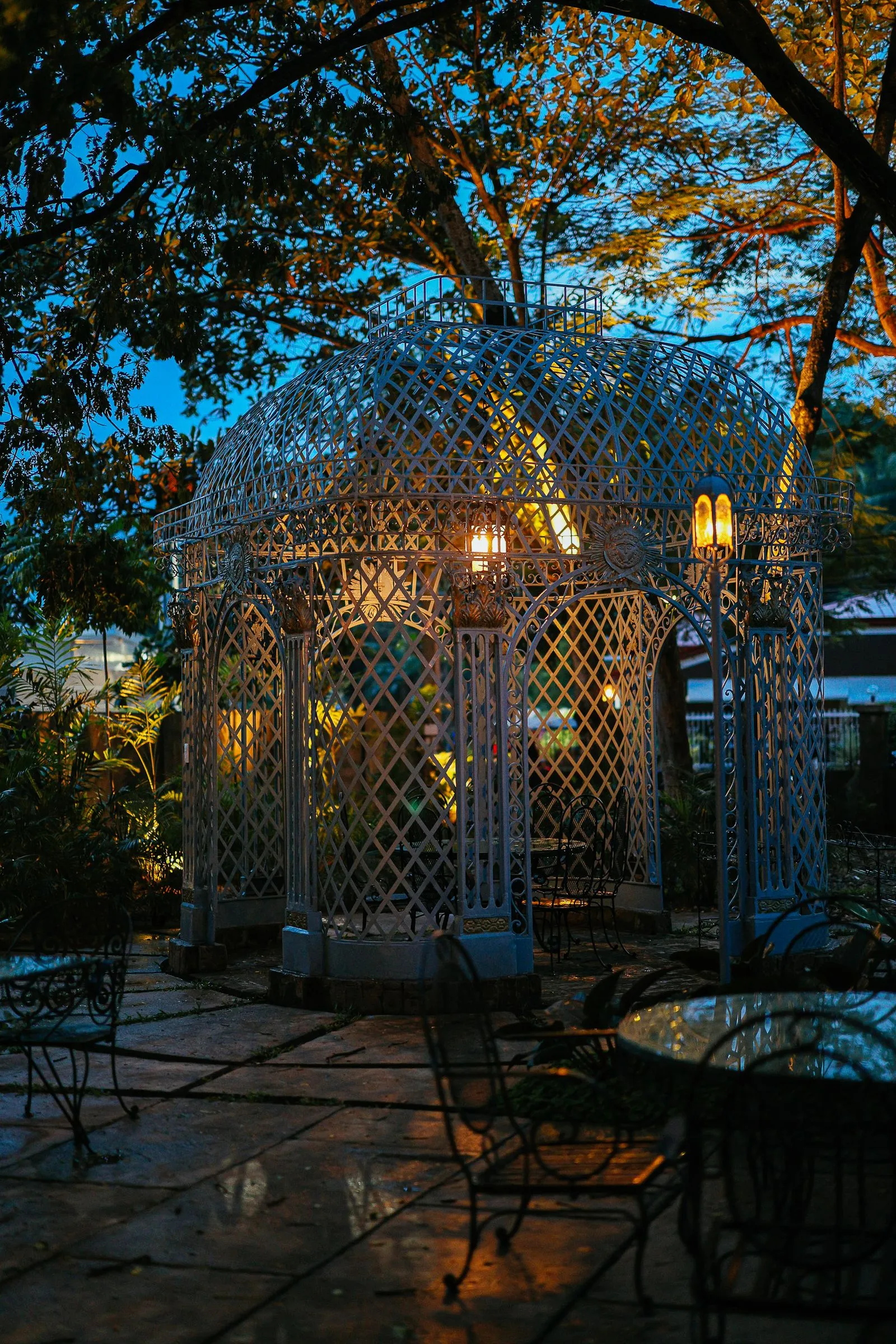 Gloriette de jardin illuminée en fin de journée