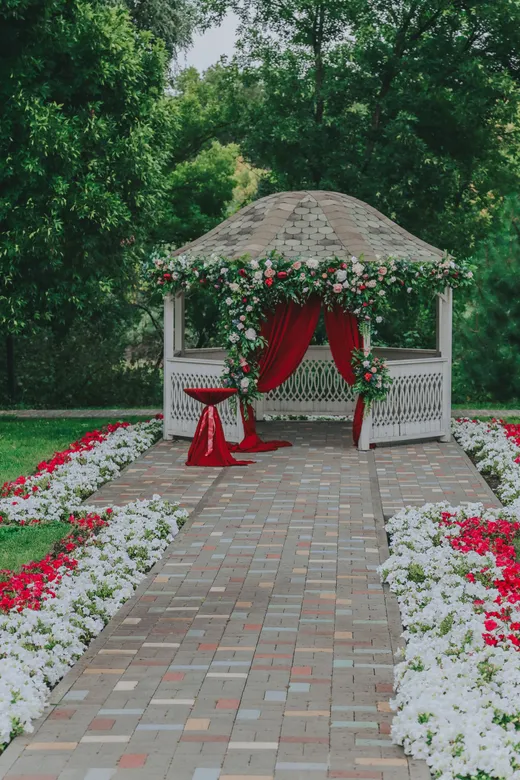 Gazebo décoré de fleurs pour une réception