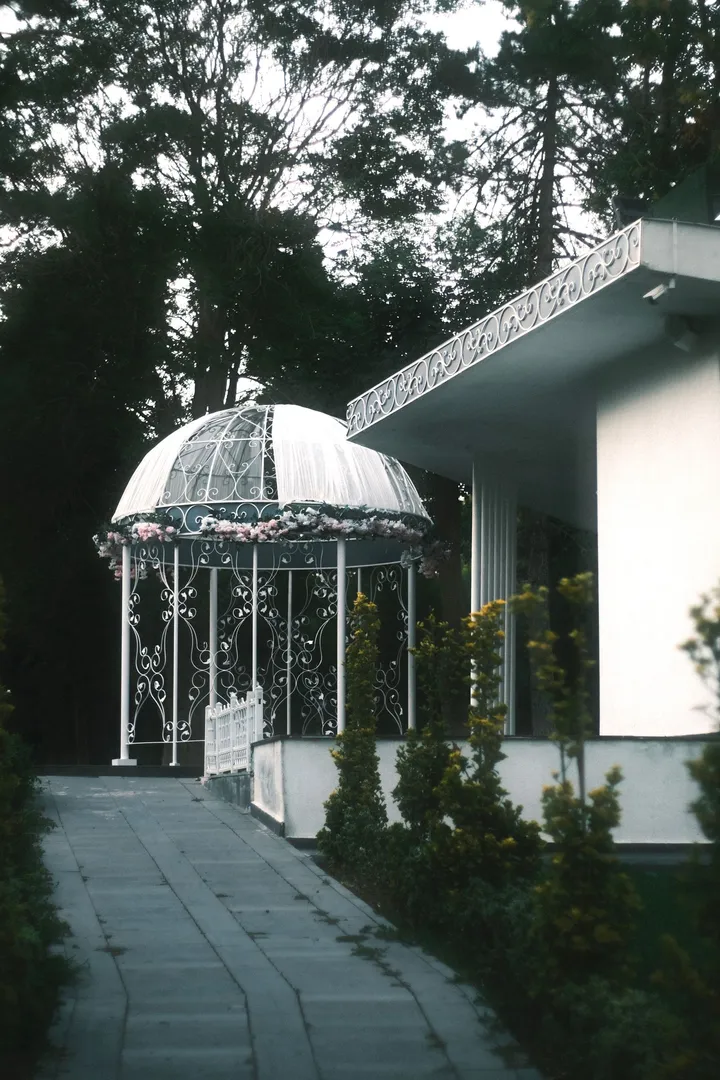 Gloriette ajourée décorée de fleurs