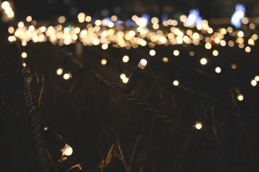 Guirlande lumineuse aux ampoules chaudes en soirée