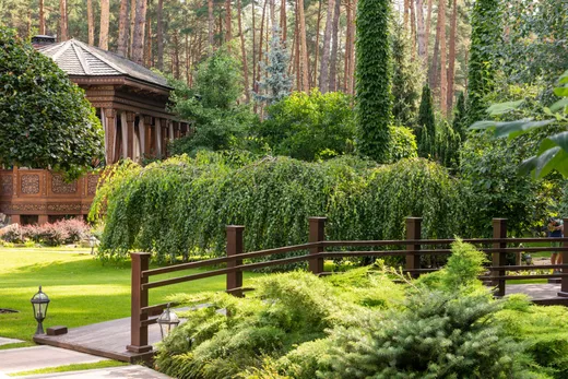 Jardin paysager avec allée et pavillon au fond