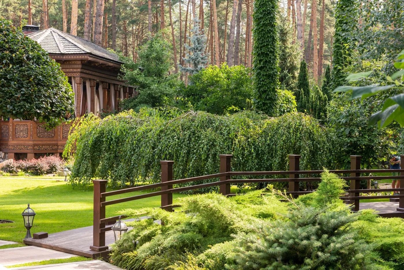 Jardin paysager avec allée et pavillon au fond