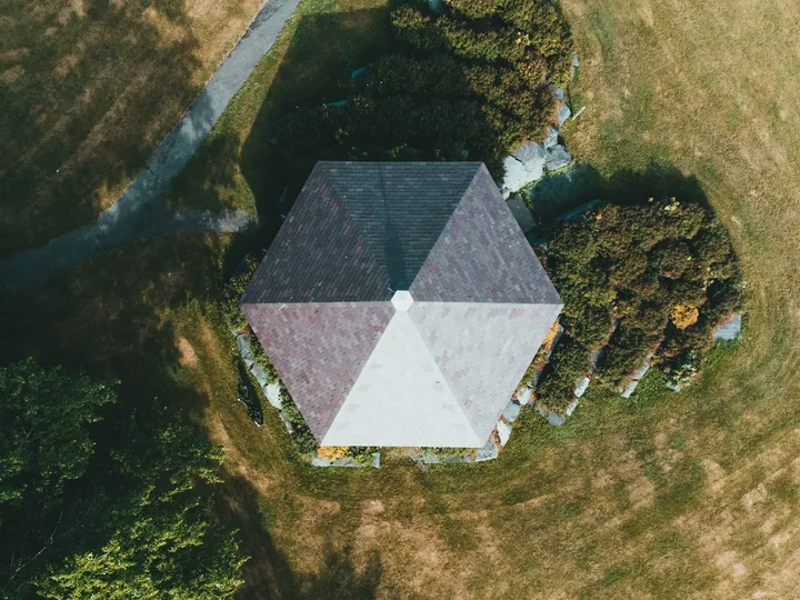 Vue aérienne d'un kiosque de jardin à toiture hexagonale