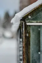 Lanterne en métal patiné sous la neige