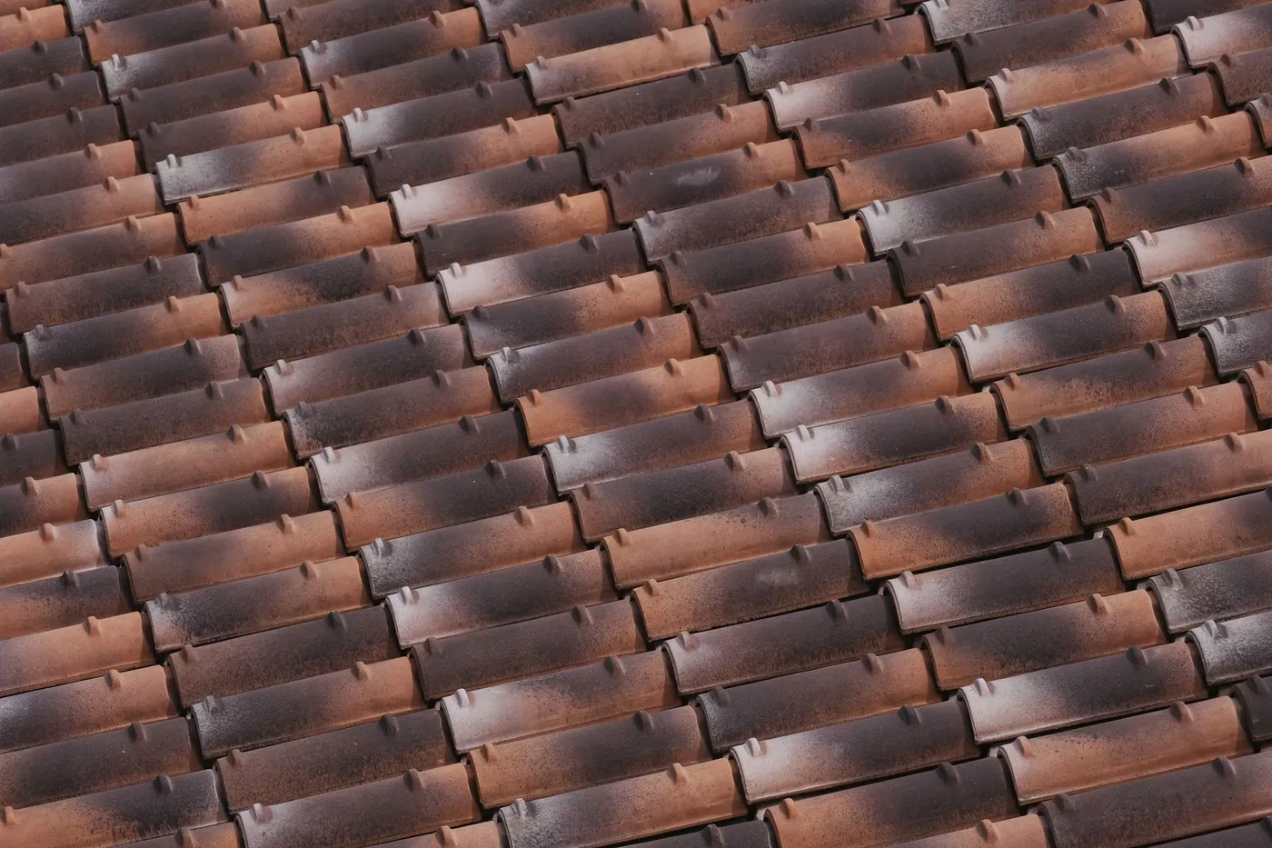 Toiture de tuiles en terre cuite vue de près