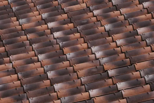 Toiture de tuiles en terre cuite vue de près