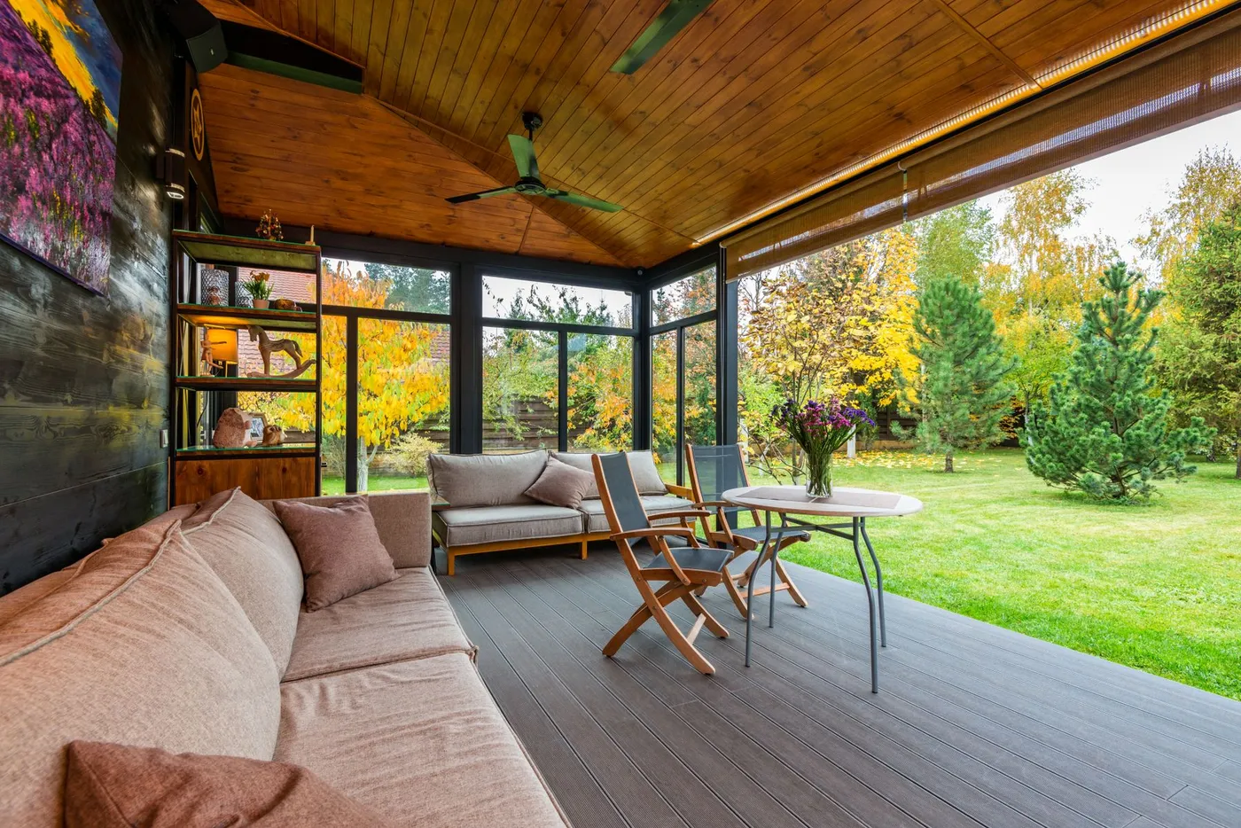 Terrasse couverte avec canapés et vue sur le jardin